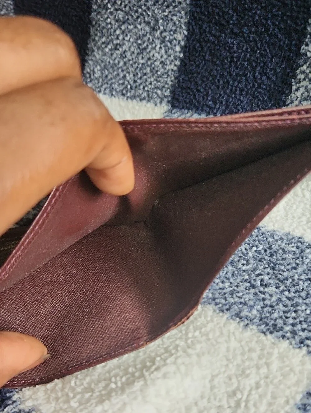 Louis Vuitton Men’s Bi-fold Wallet in Maroon - Picture 4 of 5